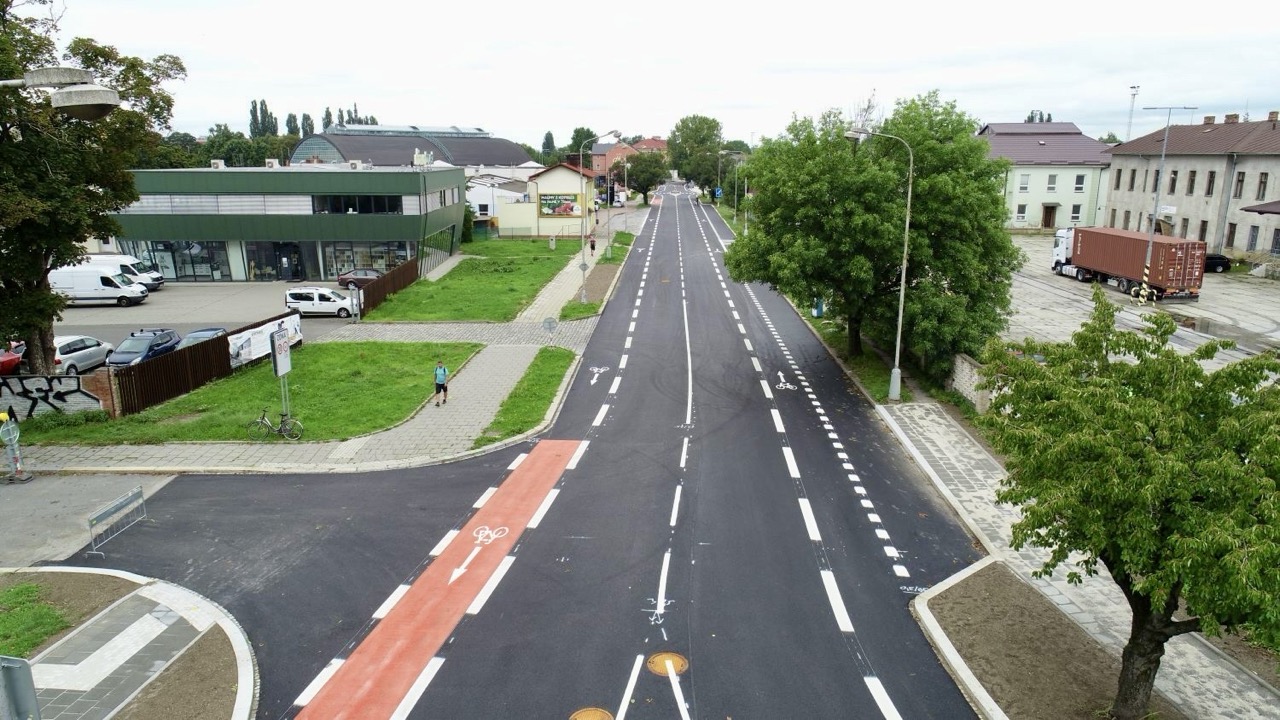 Olomouc – nová část Jantarové cyklostezky a rekonstrukce ul. Jeremenkova - Road and bridge construction