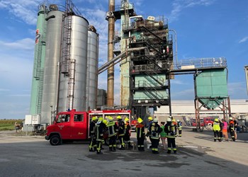 Einsatzübung der Freiwilligen Feuerwehren auf dem Gelände der Firma SWIETELSKY - DE